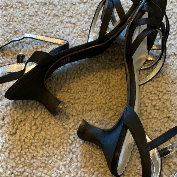 Strapped pumps - Picture 4 of 6